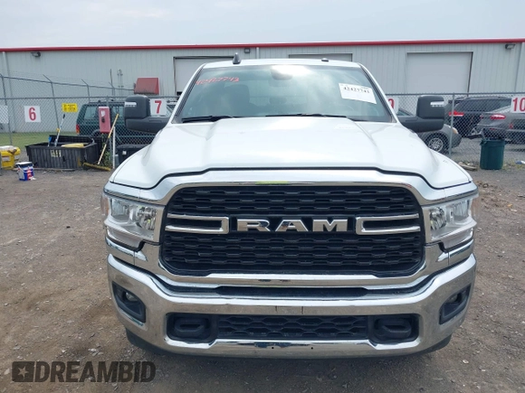 2024 Ram 2500 Big Horn z VIN 3C6UR5DL0RG154118, wystawiony jako IAAI lot #42427743 z przebiegiem 65 535 mil mil oraz . Historia ofert i sprzedaży dostępna na DreamBid. Obrazek 12.
