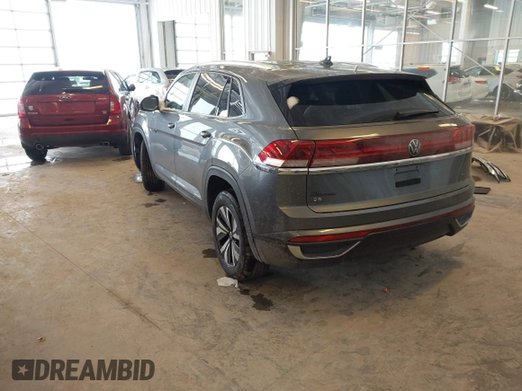 2024 Volkswagen Atlas SE z VIN 1V2LE2CA2RC223746, wystawiony jako IAAI lot #41609344 z przebiegiem 14 633 mil mil oraz . Historia ofert i sprzedaży dostępna na DreamBid. Obrazek 3.