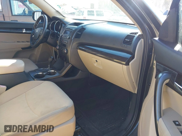 2011 Kia Sorento EX with VIN 5XYKUDA25BG093924, listed as a IAAI auction lot 41648802 with 221,355 mi miles. Bid and sale history available at carsss.com. Image 5.