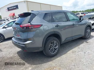 2024 Nissan Rogue S z VIN 5N1BT3AB7RC694713, wystawiony jako IAAI lot #42462639 z przebiegiem 26 628 mil mil oraz . Historia ofert i sprzedaży dostępna na DreamBid. Obrazek 4.