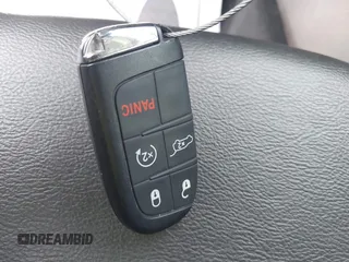 2022 Jeep Compass Latitude z VIN 3C4NJCBB7NT189257, wystawiony jako IAAI lot #42250218 z przebiegiem 13 743 mil mil oraz . Historia ofert i sprzedaży dostępna na DreamBid. Obrazek 11.