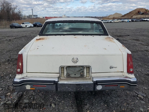 1985 Cadillac Eldorado z VIN 1G6EL578XFE673656, wystawiony jako Copart lot #86803334 z przebiegiem 94 396 mil mil oraz Tytuł czysty. Historia ofert i sprzedaży dostępna na DreamBid. Obrazek 6.
