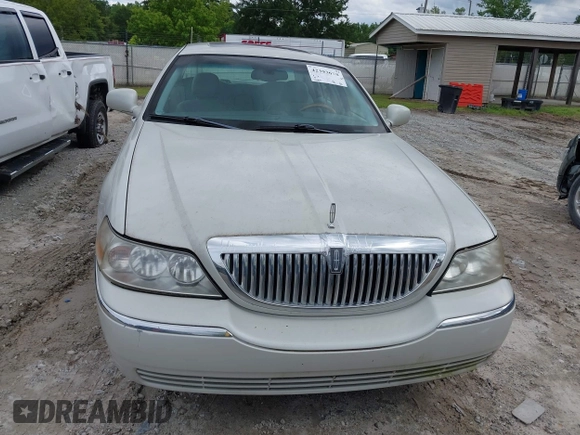 2004 Lincoln Town Car Ultimate z VIN 1LNHM83W64Y683461, wystawiony jako IAAI lot #42393678 z przebiegiem 145 841 mil mil oraz . Historia ofert i sprzedaży dostępna na DreamBid. Obrazek 6.