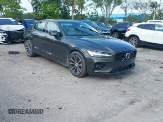 2022 Volvo S60 Momentum z VIN 7JRL12FZ1NG162991, wystawiony jako IAAI lot #42364000 z przebiegiem 69 626 mil mil oraz . Historia ofert i sprzedaży dostępna na DreamBid. Obrazek 1.