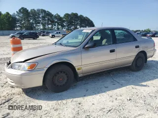 2001 Toyota Camry CE z VIN 4T1BG22KX1U774132, wystawiony jako Copart lot #57632885 z przebiegiem 179 771 mil mil oraz Szkoda całkowita • Salvage title. Historia ofert i sprzedaży dostępna na DreamBid. Obrazek 1.