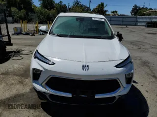 2024 Buick Encore GX Preferred z VIN KL4AMBS24RB079784, wystawiony jako Copart lot #61020865 z przebiegiem 13 290 mil mil oraz Czysty tytuł • Clean title. Historia ofert i sprzedaży dostępna na DreamBid. Obrazek 5.
