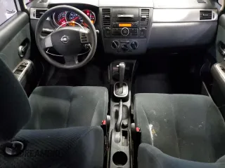 2010 Nissan Versa S z VIN 3N1BC1CP3AL359347, wystawiony jako Copart lot #59030675 z przebiegiem 237 339 mil mil oraz Szkoda całkowita • Salvage title. Historia ofert i sprzedaży dostępna na DreamBid. Obrazek 8.