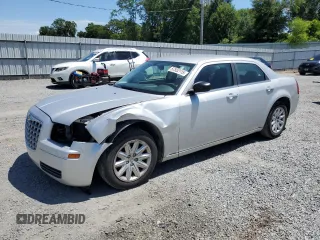 2008 Chrysler 300 LX z VIN 2C3KA43R78H209402, wystawiony jako Copart lot #57552115 z przebiegiem 127 977 mil mil oraz Szkoda całkowita • Salvage title. Historia ofert i sprzedaży dostępna na DreamBid. Obrazek 1.