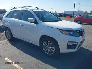 2013 Kia Sorento SX z VIN 5XYKW4A29DG325731, wystawiony jako IAAI lot #42300890 z przebiegiem 62 410 mil mil oraz . Historia ofert i sprzedaży dostępna na DreamBid. Obrazek 1.