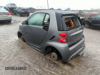 2014 Smart fortwo Pure z VIN WMEEJ3BAXEK783075, wystawiony jako IAAI lot #41505299 z przebiegiem 34 473 mil mil oraz . Historia ofert i sprzedaży dostępna na DreamBid. Obrazek 3.