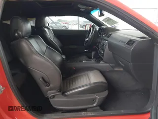 2009 Dodge Challenger R/T z VIN 2B3LJ54TX9H558332, wystawiony jako IAAI lot #42118072 z przebiegiem 173 010 mil mil oraz . Historia ofert i sprzedaży dostępna na DreamBid. Obrazek 5.