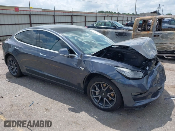 2020 Tesla Model 3 Long Range z VIN 5YJ3E1EB5LF801592, wystawiony jako IAAI lot #42096859 z przebiegiem 68 002 mil mil oraz . Historia ofert i sprzedaży dostępna na DreamBid. Obrazek 1.