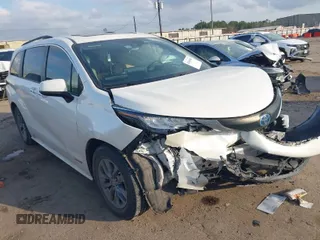 2021 Toyota Sienna XLE with VIN 5TDYRKEC9MS005997, listed as a IAAI auction lot 41506504 with 89,695 mi miles. Bid and sale history available at carsss.com. Image 1.