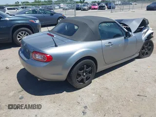 2013 Mazda MX-5 Miata Sport z VIN JM1NC2JF8D0232377, wystawiony jako IAAI lot #42312848 z przebiegiem Nie podano mil oraz . Historia ofert i sprzedaży dostępna na DreamBid. Obrazek 4.