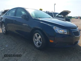 2014 Chevrolet Cruze 1LT z VIN 1G1PC5SB5E7245983, wystawiony jako IAAI lot #42552033 z przebiegiem 168 310 mil mil oraz . Historia ofert i sprzedaży dostępna na DreamBid. Obrazek 1.