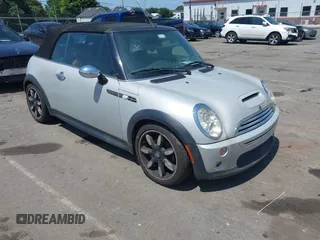 2008 MINI Convertible S z VIN WMWRH335X8TU80600, wystawiony jako IAAI lot #42558412 z przebiegiem 105 970 mil mil oraz . Historia ofert i sprzedaży dostępna na DreamBid. Obrazek 1.