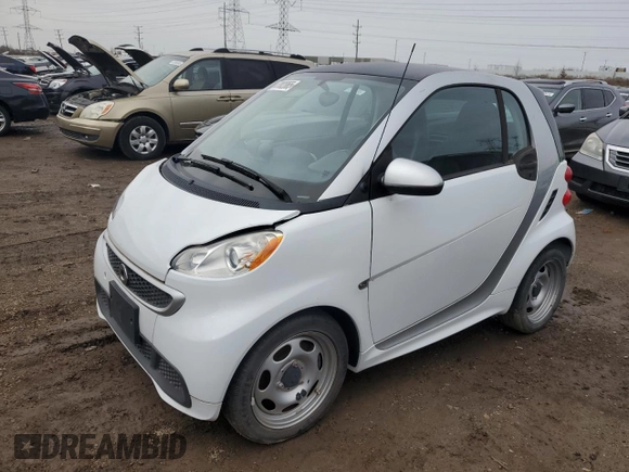 2015 Smart fortwo Passion z VIN WMEEJ9AA7FK825787, wystawiony jako Copart lot #47802865 z przebiegiem 5098 mil mil oraz Tytuł czysty. Historia ofert i sprzedaży dostępna na DreamBid. Obrazek 1.