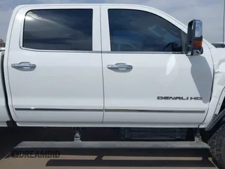 2016 GMC Sierra 2500HD Denali z VIN 1GT12UE88GF170375, wystawiony jako IAAI lot #41885873 z przebiegiem 150 108 mil mil oraz . Historia ofert i sprzedaży dostępna na DreamBid. Obrazek 13.