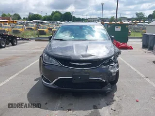 2018 Chrysler Pacifica Touring L z VIN 2C4RC1BG6JR309560, wystawiony jako IAAI lot #39340052 z przebiegiem 62 517 mil mil oraz . Historia ofert i sprzedaży dostępna na DreamBid. Obrazek 12.