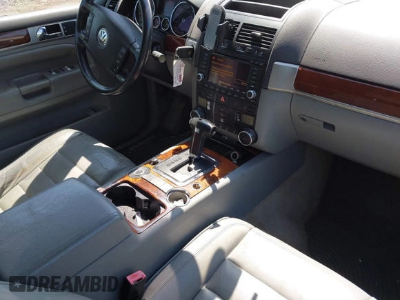 2005 Volkswagen Touareg 4.2L V8 z VIN WVGZM77L15D080697, wystawiony jako IAAI lot #42399779 z przebiegiem 138 040 mil mil oraz . Historia ofert i sprzedaży dostępna na DreamBid. Obrazek 5.