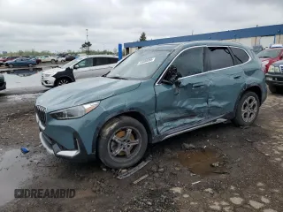 2023 BMW X1 xDrive28i z VIN WBX73EF05P5W52879, wystawiony jako Copart lot #55608085 z przebiegiem 25 165 mil mil oraz Nie do naprawy • Non repairable. Historia ofert i sprzedaży dostępna na DreamBid. Obrazek 1.