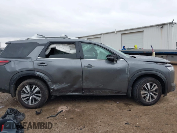 2024 Nissan Pathfinder SL z VIN 5N1DR3CC8RC233291, wystawiony jako IAAI lot #42006096 z przebiegiem 21 839 mil mil oraz . Historia ofert i sprzedaży dostępna na DreamBid. Obrazek 14.