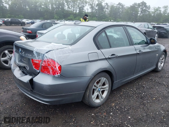 2011 BMW 3 Series 328i xDrive z VIN WBAPK5G56BNN30421, wystawiony jako IAAI lot #42536633 z przebiegiem Nie podano mil oraz . Historia ofert i sprzedaży dostępna na DreamBid. Obrazek 4.