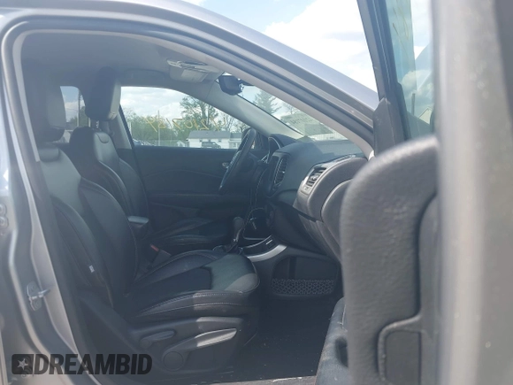 2019 Jeep Compass Altitude z VIN 3C4NJCBB7KT742453, wystawiony jako IAAI lot #42107184 z przebiegiem 97 683 mil mil oraz . Historia ofert i sprzedaży dostępna na DreamBid. Obrazek 5.