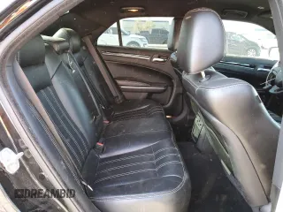 2021 Chrysler 300 S z VIN 2C3CCABG6MH554329, wystawiony jako Copart lot #52045545 z przebiegiem 77 377 mil mil oraz Szkoda całkowita • Salvage title. Historia ofert i sprzedaży dostępna na DreamBid. Obrazek 11.