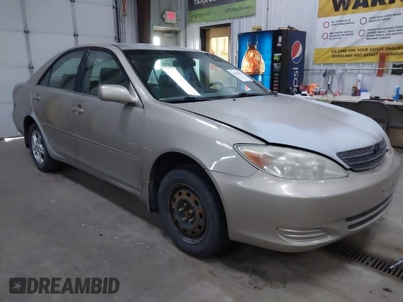 2004 Toyota Camry LE with VIN 4T1BE32K24U852256, listed as a IAAI auction lot 42036477 with 154,389 mi miles. Bid and sale history available at carsss.com. Image 1.