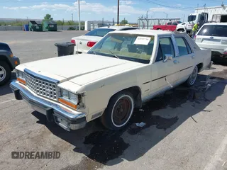 1984 Ford Crown Victoria z VIN 1FABP43F9EZ170457, wystawiony jako IAAI lot #42095730 z przebiegiem 60 839 mil mil oraz . Historia ofert i sprzedaży dostępna na DreamBid. Obrazek 2.