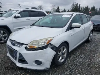 2014 Ford Focus SE z VIN 1FADP3K29EL185755, wystawiony jako IAAI lot #41730618 z przebiegiem 58 707 mil mil oraz . Historia ofert i sprzedaży dostępna na DreamBid. Obrazek 6.
