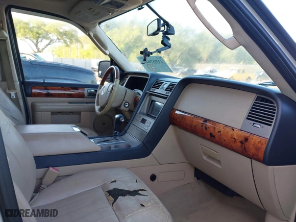 2006 Lincoln Navigator Luxury with VIN 5LMFU27506LJ27861, listed as a IAAI auction lot 41957628 with 197,718 mi miles. Bid and sale history available at carsss.com. Image 5.