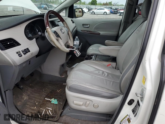 2011 Toyota Sienna XLE z VIN 5TDDK3DC7BS017072, wystawiony jako Copart lot #54687525 z przebiegiem 128 385 mil mil oraz Szkoda całkowita • Salvage title. Historia ofert i sprzedaży dostępna na DreamBid. Obrazek 7.