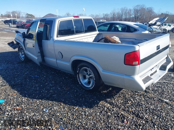 1994 Chevrolet S-10 LS with VIN 1GCCS19ZXR8233932, listed as a IAAI auction lot 41072044 with 171,666 mi miles. Bid and sale history available at carsss.com. Image 3.