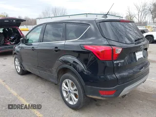 2019 Ford Escape SE z VIN 1FMCU9GD8KUB56356, wystawiony jako IAAI lot #42048802 z przebiegiem 109 356 mil mil oraz . Historia ofert i sprzedaży dostępna na DreamBid. Obrazek 3.