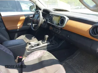 2017 Toyota Tacoma SR5 z VIN 3TMAZ5CN1HM026355, wystawiony jako IAAI lot #42060428 z przebiegiem 165 096 mil mil oraz . Historia ofert i sprzedaży dostępna na DreamBid. Obrazek 5.