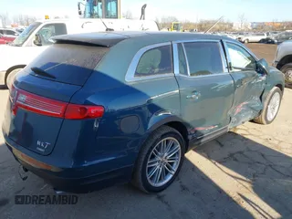 2016 Lincoln MKT EcoBoost z VIN 2LMHJ5AT4GBL02910, wystawiony jako IAAI lot #41192092 z przebiegiem 76 999 mil mil oraz . Historia ofert i sprzedaży dostępna na DreamBid. Obrazek 4.