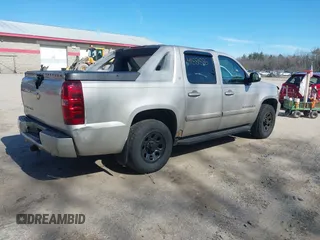 2007 Chevrolet Avalanche LTZ z VIN 3GNFK12357G123484, wystawiony jako IAAI lot #41881886 z przebiegiem 181 223 mil mil oraz . Historia ofert i sprzedaży dostępna na DreamBid. Obrazek 4.