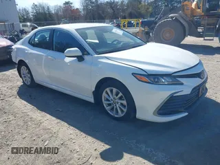 2024 Toyota Camry LE z VIN 4T1C11AK5RU193067, wystawiony jako IAAI lot #42134671 z przebiegiem 14 041 mil mil oraz . Historia ofert i sprzedaży dostępna na DreamBid. Obrazek 1.