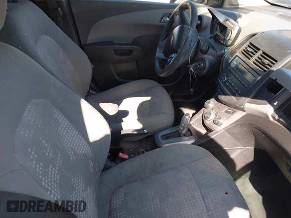 2013 Chevrolet Sonic LS z VIN 1G1JA5SH5D4133278, wystawiony jako IAAI lot #41957054 z przebiegiem 2 426 mil mil oraz . Historia ofert i sprzedaży dostępna na DreamBid. Obrazek 5.