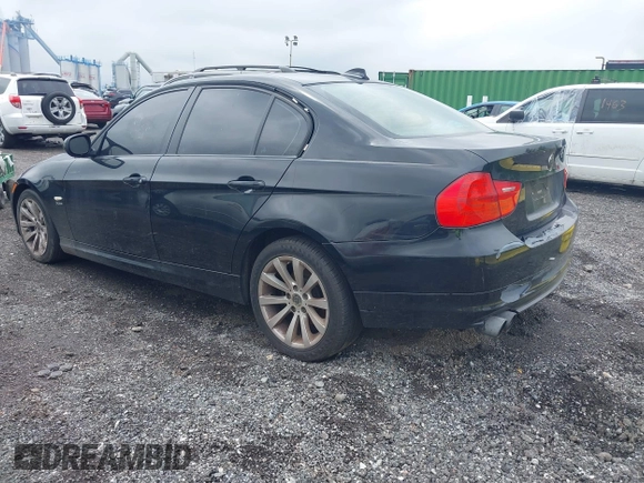 2011 BMW 3 Series 328i xDrive z VIN WBAPK5C54BF121544, wystawiony jako IAAI lot #42443324 z przebiegiem 123 193 mil mil oraz . Historia ofert i sprzedaży dostępna na DreamBid. Obrazek 3.