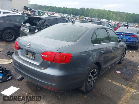 2014 Volkswagen Jetta SE z VIN 3VWD17AJ9EM298175, wystawiony jako IAAI lot #42084756 z przebiegiem 93 039 mil mil oraz . Historia ofert i sprzedaży dostępna na DreamBid. Obrazek 4.