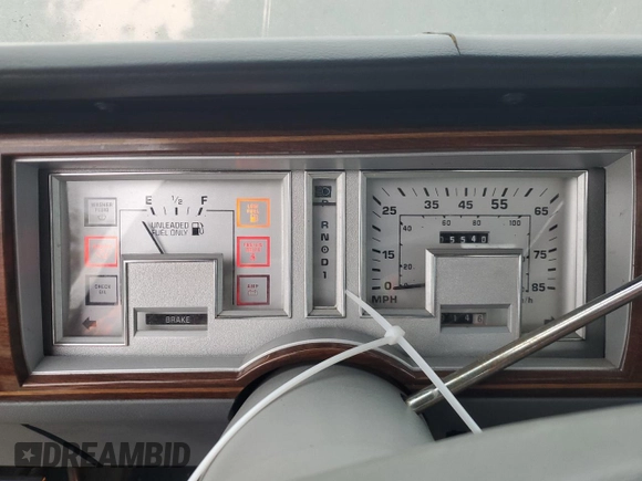 1988 Mercury Grand Marquis GS z VIN 2MEBM74F3JX707373, wystawiony jako Copart lot #53880905 z przebiegiem 5 540 mil mil oraz Czysty tytuł • Clean title. Historia ofert i sprzedaży dostępna na DreamBid. Obrazek 9.