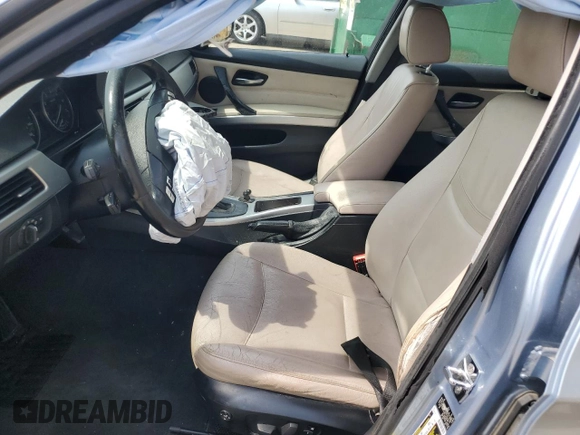 2009 BMW 3 Series 328i z VIN WBAPH73519E127988, wystawiony jako Copart lot #55259935 z przebiegiem Nie podano mil oraz Szkoda całkowita • Salvage title. Historia ofert i sprzedaży dostępna na DreamBid. Obrazek 7.