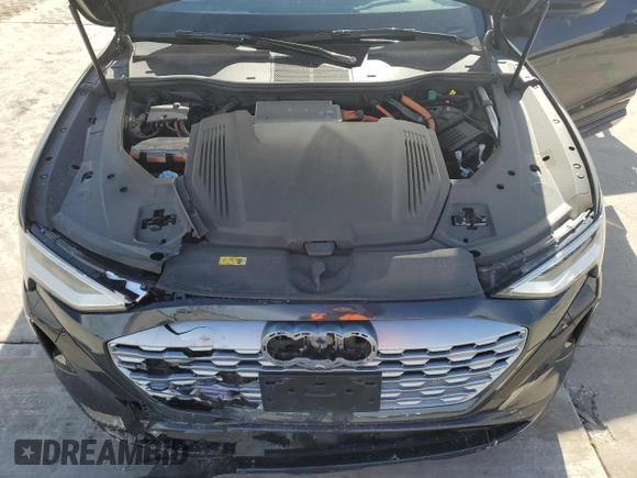 2024 Audi Q8 e-tron Premium Plus z VIN WA15AAGE2RB042305, wystawiony jako Copart lot #83397964 z przebiegiem 15 887 mil mil oraz Szkoda całkowita • Salvage title. Historia ofert i sprzedaży dostępna na DreamBid. Obrazek 11.