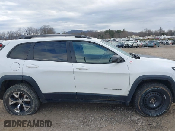 2017 Jeep Cherokee Trailhawk z VIN 1C4PJMBS4HW647835, wystawiony jako IAAI lot #41375077 z przebiegiem 87 208 mil mil oraz . Historia ofert i sprzedaży dostępna na DreamBid. Obrazek 13.