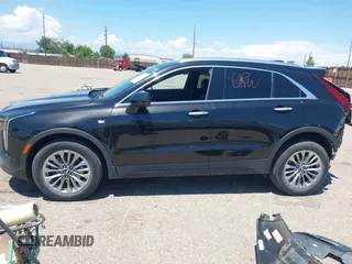 2024 Cadillac XT4 AWD Premium Luxury z VIN 1GYFZDR44RF144801, wystawiony jako IAAI lot #42646613 z przebiegiem 37 358 mil mil oraz . Historia ofert i sprzedaży dostępna na DreamBid. Obrazek 15.