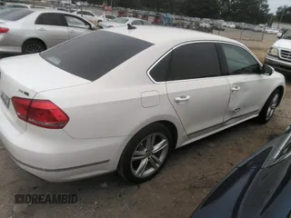 2014 Volkswagen Passat SEL Premium z VIN 1VWCN7A32EC061384, wystawiony jako IAAI lot #42210170 z przebiegiem 152 836 mil mil oraz . Historia ofert i sprzedaży dostępna na DreamBid. Obrazek 4.