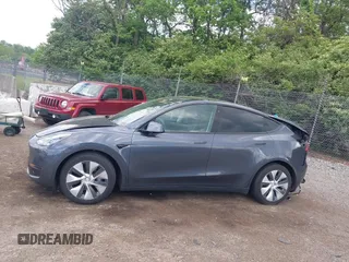 2021 Tesla Model Y Long Range z VIN 5YJYGDEE6MF070068, wystawiony jako IAAI lot #42224634 z przebiegiem 33 850 mil mil oraz . Historia ofert i sprzedaży dostępna na DreamBid. Obrazek 14.